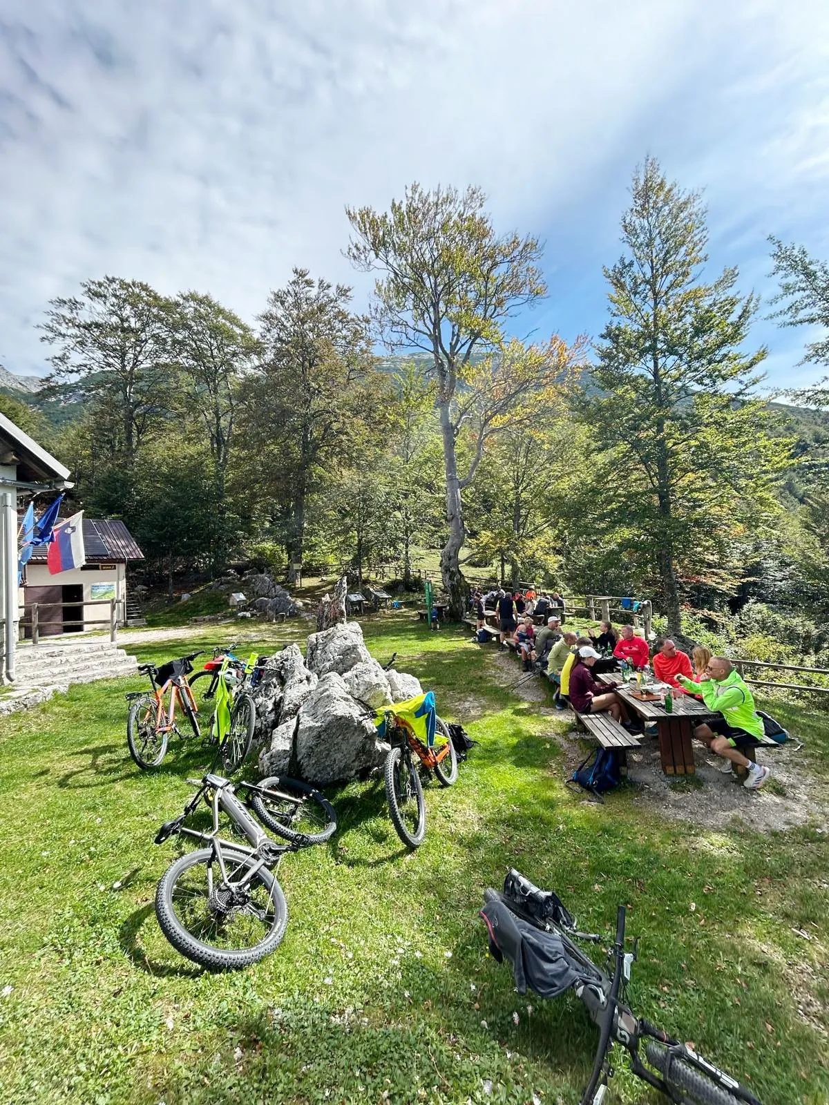 E bikes mountain road sir cheese tolminc